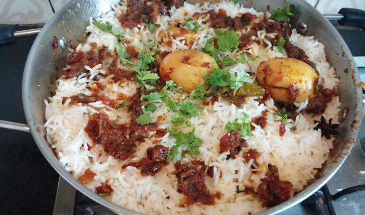 Take a pan and make layers by adding some 70% cooked basmati rice, then spread some egg gravy, and sprinkle some coriander and mint leaves. Take a pan and make layers by adding some 70% cooked basmati rice, then spread some egg gravy, and sprinkle some coriander and mint leaves.