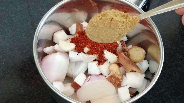 Add in 1 cardamom, cloves, cinnamon and chili powder and coriander powder. Make a paste of it.