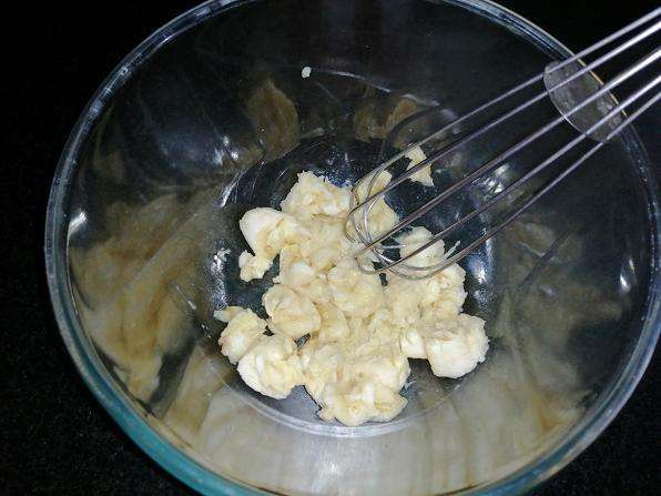 Take a bowl and add in ripe banana and smash them without lumps.