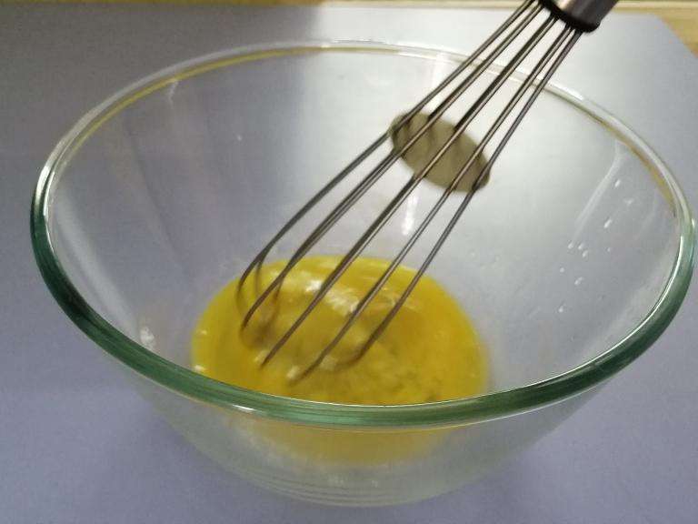 Take a bowl and add in egg, vanilla essence, oil.