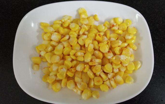 Take a bowl or plate add in cooked sweetcorn and sprinkle some salt and chili powder.