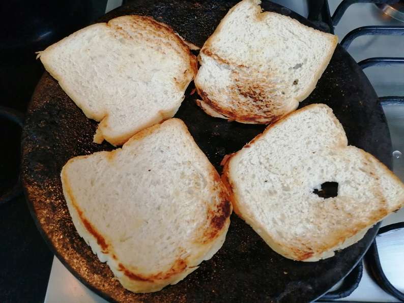 Toast the bread with oil or butter and keep it aside.