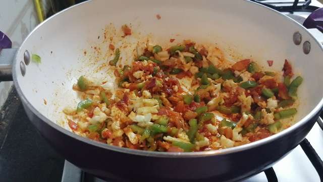 Add in chopped cauliflower, capsicum and give a mix.