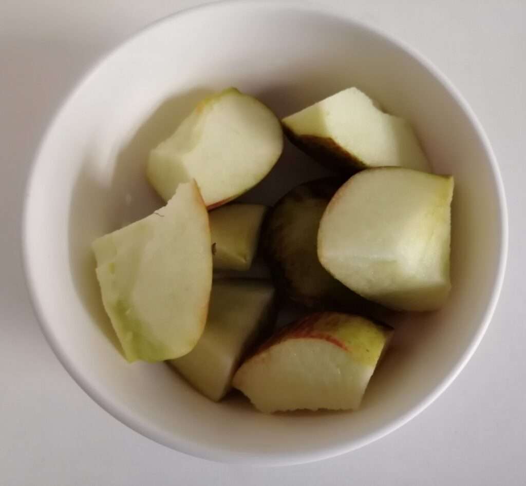 Take a juicer or mixer jar add in washed and cut fresh apples, blend them.If required add sugar at this stage, so that it blends along with the apple.